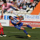 Andy, a la derecha de la imagen, pelea por la posesión del balón