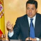 El ministro Eduardo Zaplana en rueda de prensa ayer después de la reunión del Consejo de Ministros