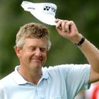 El escocés Colin Montgomerie se despide del publico tras realizar su recorrido en la ultima jornada