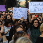 Concentración en la plaza de Sant Jaume, de Barcelona, contra la sentencia de La manada.  /