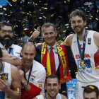 lEl rey Felipe celebra el triunfo junto a los jugadores de la selección española de baloncesto.