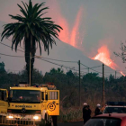 Efectivos del operativo de emergencias vigilan el volcán y la calidad del aire tras la aparición de dos nuevas ocas que expulsan lava líquida. MIGUEL CALERO