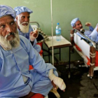 Tres de las 11 personas a las que cortaron el dedo por votar en las elecciones presidenciales de Afganistán.