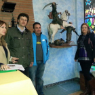 La restauradora, el alcalde, el pedáneo de Villamoros y la concejala Carmen Oláiz, con la talla.