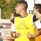 El entrenador de la Cultural Víctor Cea, a la izquierda, junto a algunos de los jugadores que componen la plantilla de la Cultural. RAÚL CALLEJA