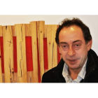 El artista Pablo Maojo posa junto a una de las obras que expone en León.