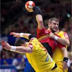 El pivote de la selección española de balonmano Julen Aginagalde en acción durante el partido.