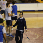 El técnico, Dani Gordo, dirigiendo un entrenamiento del Ademar en el Palacio.