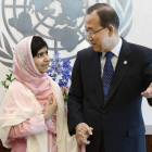 Malala Yousafzai con el secretario general de la ONU, Ban Ki-moon, cogida de su mano.