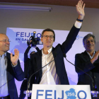 El presidente de la Xunta y vencedor de la noche, Alberto Núñez Feijóo, celebra la victoria. LAVANDEIRA