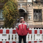 Yuri, ante su estudio de fotografía en un edificio destruido por otro misil. GERVASIO SÁNCHEZ