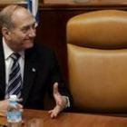 El primer ministro israelí, Olmert, habla al lado del sillón vacío de Ariel Sharón