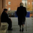 Un anciano observa a una mujer mientras pasea por una de las zonas más céntricas de  La Coruña