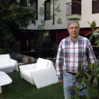 José Luis González posa en el jardín, uno de los lugares de mayor encanto del establecimiento.