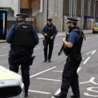 Agentes de policía, en las inmediaciones del Museo de Historia Nacional de Londres.