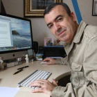 Lorenzo Silva, en el estudio de su casa de Viladecans.