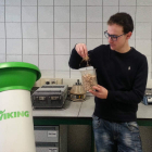 Sergio Paniagua, en su laboratorio.