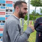 Carvajal levanta el pulgar a su llegada a la Ciudad del Fútbol de Las Rozas para concentrarse con la selección española. RODRIGO JIMÉNEZ