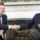 Mariano Rajoy y Barack Obama estrechan sus manos en el despacho Oval de la Casa Blanca.