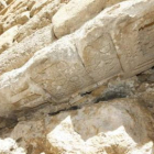 Detalle de las lápidas romanas reutilizadas como material constructivo en la muralla.