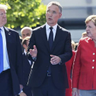 Donald Trump escucha al secretario general de la Otan, Jens Stoltenberg, en presencia de Angela Merkel y Mariano Rajoy. STEFANIE LECOQ