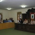 Grupo de concejales del Ayuntamiento en el primer pleno celebrado ayer, tras la vacaciones