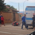 Los vecinos de Jiménez observan la motocicleta accidentada.