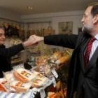 Rajoy, durante su visita al mercado de Mahón en Menorca