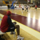 La plantilla del Baloncesto León durante el entrenamiento en el Palacio de Deportes.