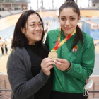 Margarita Ramos, orgullosa de la medalla de oro lograda por su hija Fiona Mar. RFEA/MIGUELEZ TEAM