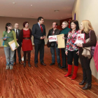 Miembros de la plataforma Más Vuelos con procuradores socialistas leoneses, ayer.