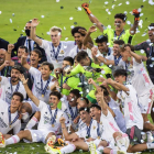 El leonés Iván Morante, sentado en el centro, celebra junto a sus compañeros el triunfo del Madrid en la final de la Liga de Campeones. BOTT