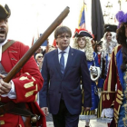 El 'president' Carles Puigdemont recibe a una representación de los Miquelets de Cataluña y de la Associació de Recreació Històrica La Coronela en el Palau de la Generalitat.
