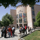 Estudiantes a la entrada del centro público Europa.