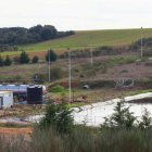 Los camiones cisterna cargan de la balsa de lixiviados los líquidos contaminantes.