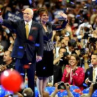 McCain y Palin, durante la clausura de la convención republicana, la pasada noche, en Saint Paul
