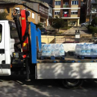 El camión se acercó ayer de nuevo a la plaza del Toral para que los vecinos recogieran el agua.