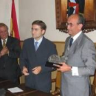 Roberto García-Calvo recibió el premio al bañezano del año de manos de Emilio de la Mata