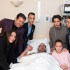 El rey Mohamed VI, con sus familiares en el hospital.