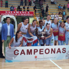 Las jugadoras del Pajariel Bembibre con el trofeo que las acredita como campeonas de la Copa. FBCYL