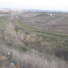 Los terrenos, ubicados junto a la carretera de Val de San Lorenzo, que ocupará el aparcamiento