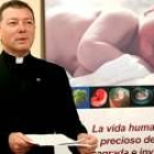 Juan Antonio Martínez Camino ante el cartel elaborado por la Conferencia Episcopal