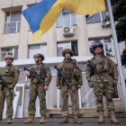 Militares ucranianos izan la bandera de su país en la ciudad recién recuperada de Liman. YEVGEN HONCHARENKO