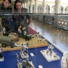 Dos mujeres soldado contemplan los ‘madelman’ de unidades especiales.
