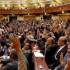Miembros del Parlamento egipcio votan en El Cairo la polémica enmienda constitucional