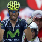Valverde celebra la victoria de etapa en su paso por línea de meta.