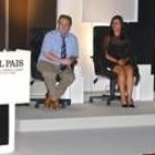 Polanco en el atril y las dos premiadas Leticia Álvarez y Rosana Lanero