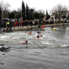 Los más valientes saltaron al agua pese a las bajas temperaturas.