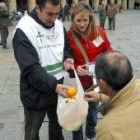 Algunos voluntarios entregan fruta por tabaco a los fumadores
