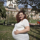 Una embarazada en los jardines de la Maternidad.